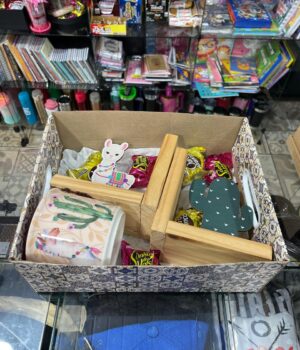 CAIXA LHAMA COM APARADOR DE LIVROS, CANECA E BOMBONS