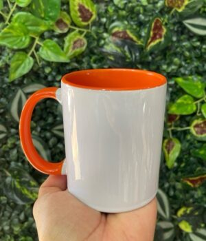 CANECA DE ALÇA E INTERIOR LARANJA