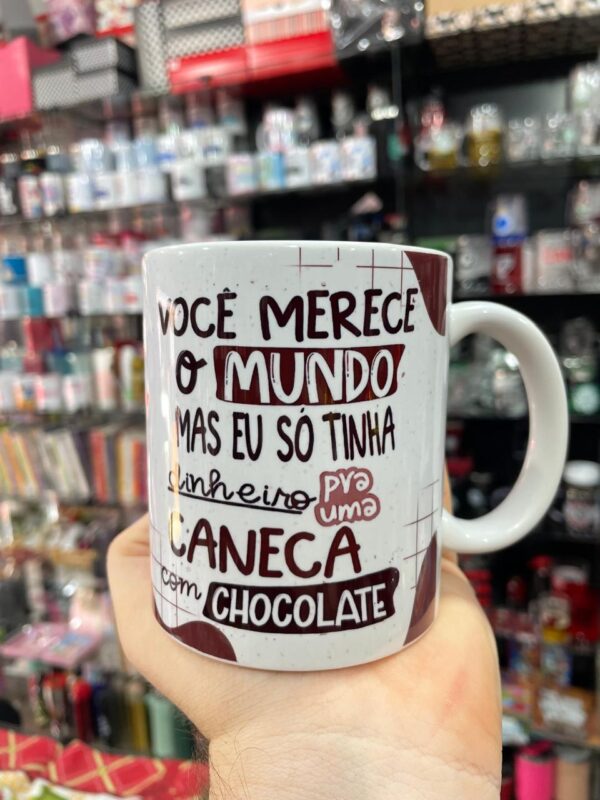 CANECA BRANCA VOCÊ MERECE O MUNDO MAS EU SÓ TINHA DINHEIRO PRA UMA CANECA COM CHOCOLATE - Imagem 2