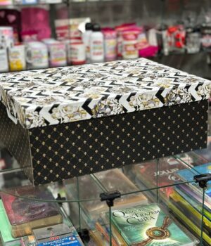REF:4506 CAIXA QUADRADA FLORAL PRETO E BRANCO G 42x31,5x16CM