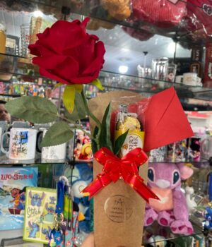 BOTÃO DE ROSA MÉDIA COM CARTÃO E FERRERO