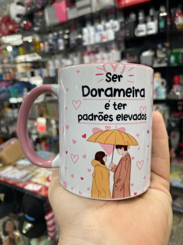 CANECA ALÇA E INTERIOR ROSA SER DORAMEIRA É TER PADRÕES ELEVADOS