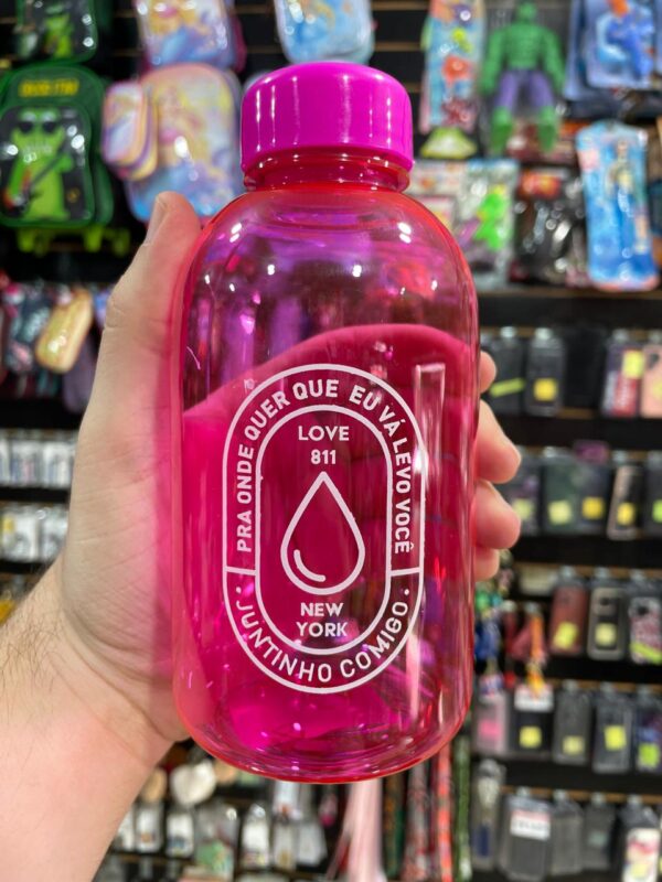 GARRAFA PLÁSTICO ROSA PRA ONDE QUER QUE EU VÁ LEVO VOCÊ JUNTINHO COMIGO 600ML