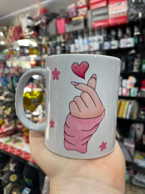 CANECA BRANCA ESTA CANECA PERTENCE A UMA DORAMEIRA