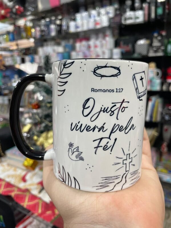 CANECA ALÇA E INTERIOR PRETO O JUSTO VIVERÁ PELA FÉ - Imagem 2