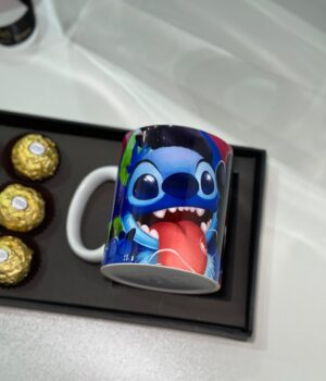 CESTA CANECA DE PORCELANA COM 6 FERREROS STITCH & BANGUELA
