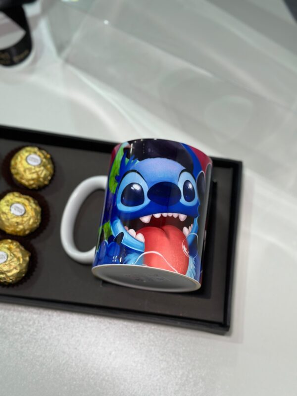 CESTA CANECA DE PORCELANA COM 6 FERREROS STITCH & BANGUELA