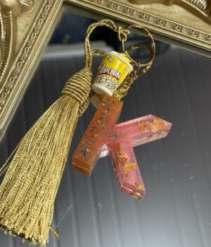 CHAVEIRO DE RESINA | LETRA K | TASSEL DOURADO