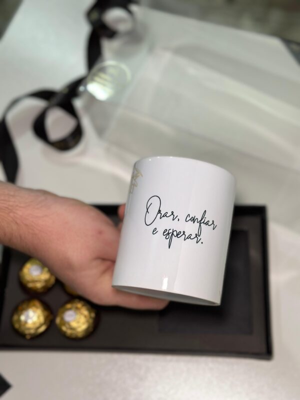 CESTA CANECA DE PORCELANA COM 6 FERREROS ORAR CONFIAR E ESPERAR - Imagem 2