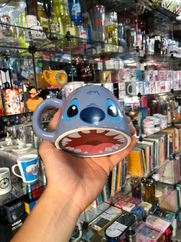 CANECA DE PORCELANA STITCH COM BOCA NO FUNDO