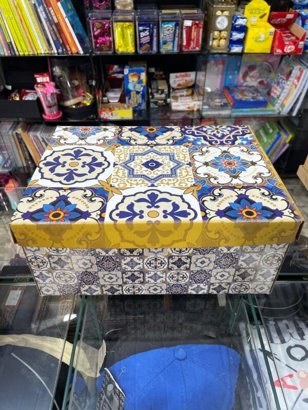 CAIXA LHAMA COM APARADOR DE LIVROS, CANECA E BOMBONS - Imagem 3