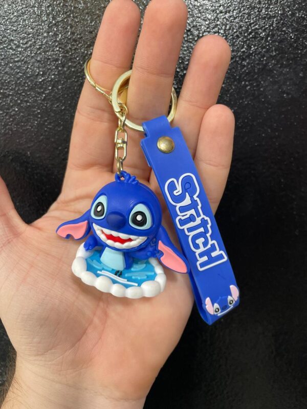 CHAVEIRO STITCH NA PISCINA