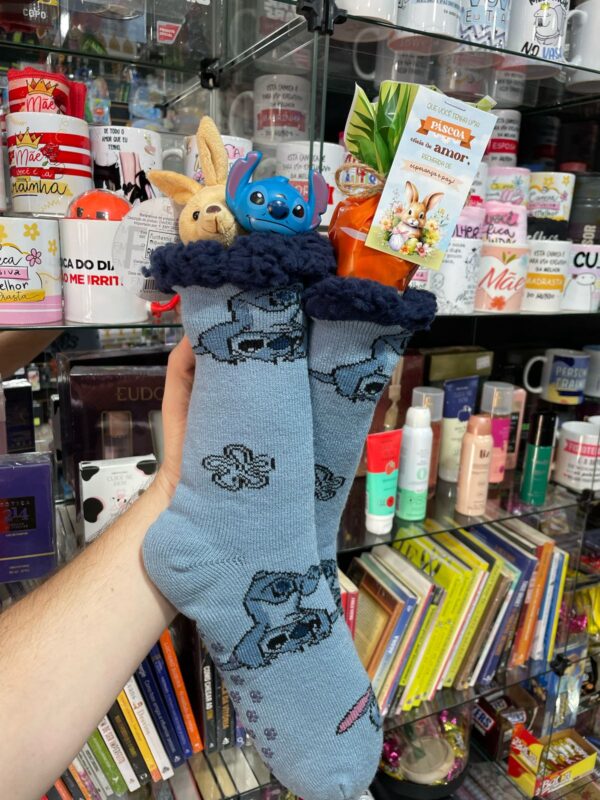 KIT MEIA PANTUFA COM CONE DE CENOURA, CANETA STITCH E CHAVEIRO DE COELHINHO