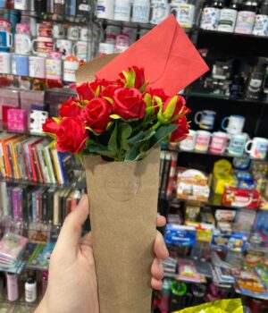 BUQUÊ DE ROSAS VERMELHAS ARTIFICIAIS COM CARTÃO