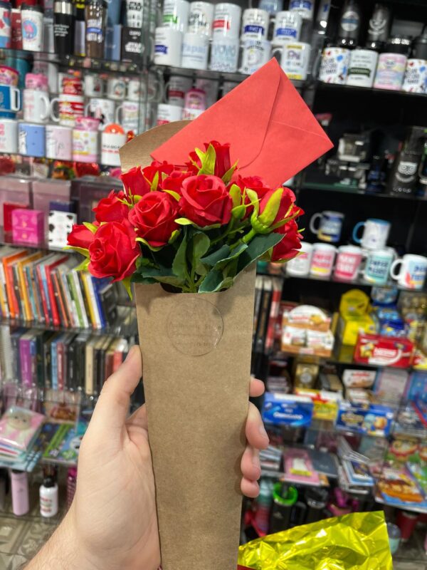BUQUÊ DE ROSAS VERMELHAS ARTIFICIAIS COM CARTÃO