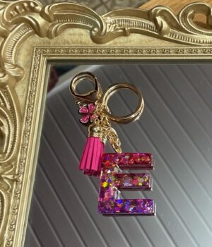 CHAVEIRO DE RESINA | LETRA E | ROSA