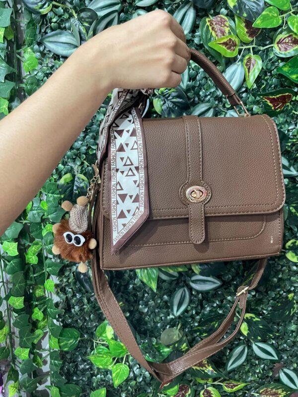 BOLSA FEMININA MARROM HAPPY VALLEY COM POMPOM