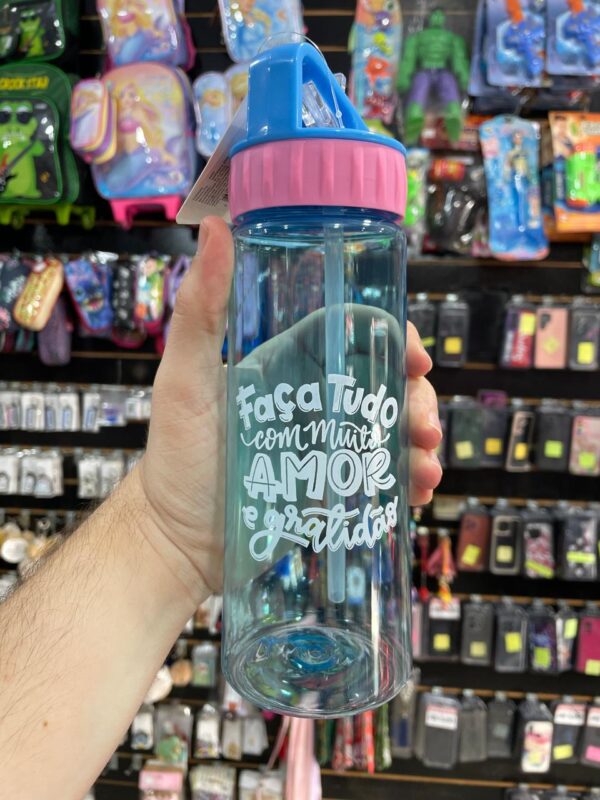 GARRAFA PLÁSTICO AZUL FAÇA TUDO COM MUITO AMOR E GRATIDÃO 650ML