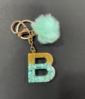 CHAVEIRO DE RESINA LETRA B AZUL COM POMPOM