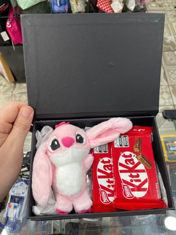 CAIXA ROMÂNTICA EU E CASCA DE BALA COM CHAVEIRO DE PELÚCIA E 2 CHOCOLATES