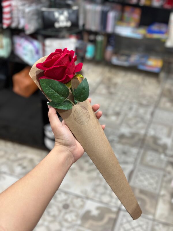 BOTÃO DE ROSA VERMELHA FLOR ARTIFICIAL M COM CARTÃO - Imagem 2