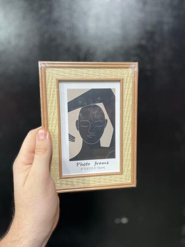 PORTA RETRATO 10X15CM MOLDURA TIPO MADEIRA COM PALHA