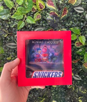 CAIXA SURPRESA COM MINI ÁLBUM POLAROIDS + SNICKERS