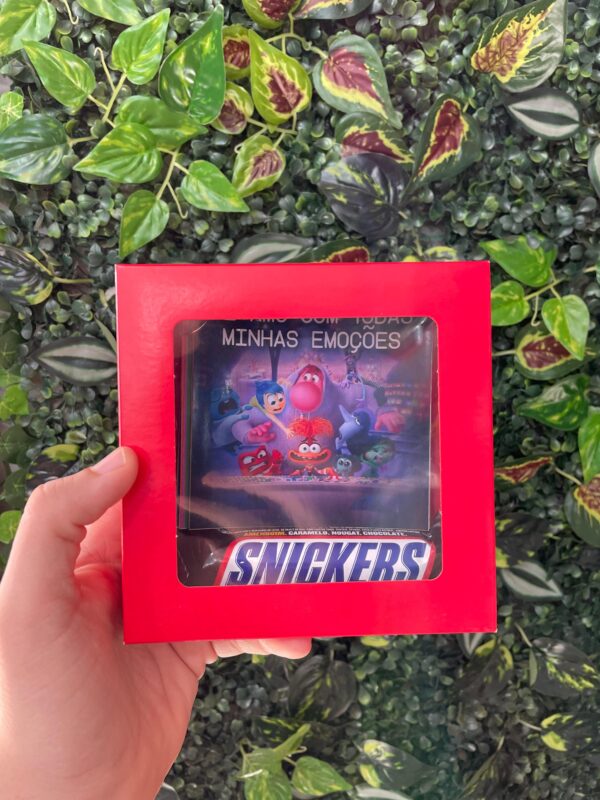 CAIXA SURPRESA COM MINI ÁLBUM POLAROIDS + SNICKERS