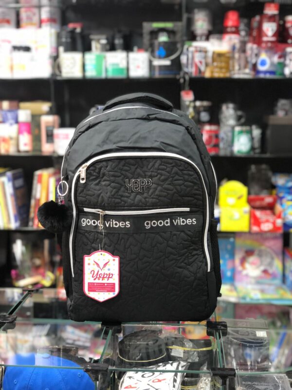 MOCHILA PRETO COM POMPOM YEPP GOOD VIBES