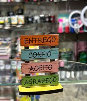PLAQUINHA DE MDF ENTREGO CONFIO ACEITO AGRADEÇO