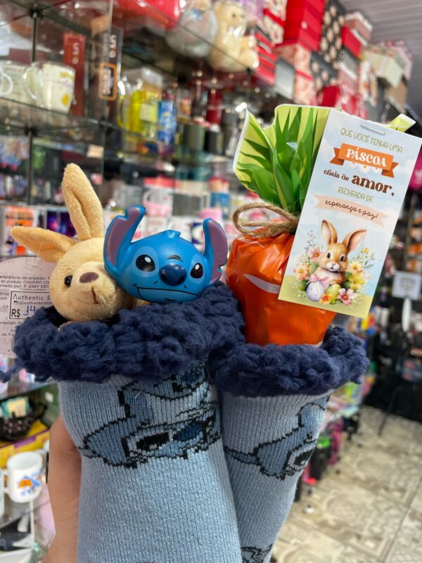 KIT MEIA PANTUFA COM CONE DE CENOURA, CANETA STITCH E CHAVEIRO DE COELHINHO - Imagem 2