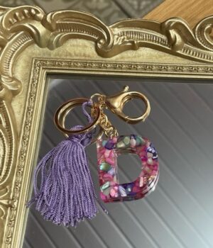 CHAVEIRO DE RESINA | LETRA D | TASSEL LILÁS