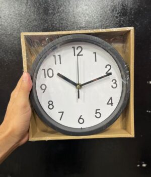 RELÓGIO DE PAREDE PRETO COM FUNDO BRANCO E NÚMEROS PRETOS