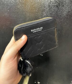 CARTEIRA FEMININA PRETO COM POMPOM BAOLUOLAN