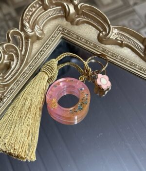 CHAVEIRO DE RESINA | LETRA O | ROSA