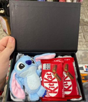 CAIXA ROMÂNTICA TE AMO MEU PEDACINHO DE ESTRESSE COM 1 CHAVEIRO STITCH E 2 CHOCOLATES