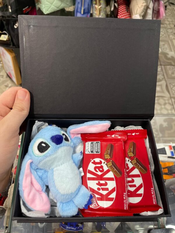 CAIXA ROMÂNTICA TE AMO MEU PEDACINHO DE ESTRESSE COM 1 CHAVEIRO STITCH E 2 CHOCOLATES