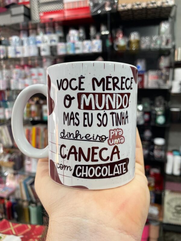 CANECA BRANCA VOCÊ MERECE O MUNDO MAS EU SÓ TINHA DINHEIRO PRA UMA CANECA COM CHOCOLATE
