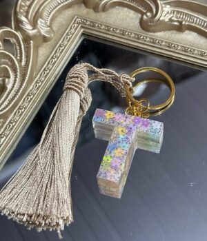 CHAVEIRO DE RESINA | LETRA T | FLORAL BRANCO