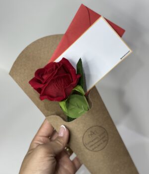 BOTÃO DE ROSA VERMELHA FLOR ARTIFICIAL P COM CARTÃO