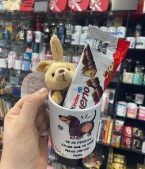 CANECA COM COELHINHO DE PELÚCIA E KINDER BUENO