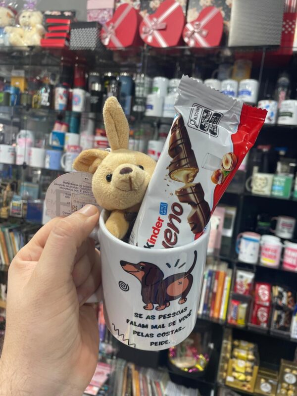 CANECA COM COELHINHO DE PELÚCIA E KINDER BUENO