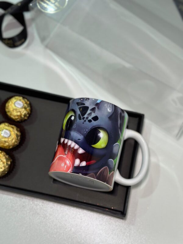 CESTA CANECA DE PORCELANA COM 6 FERREROS STITCH & BANGUELA - Imagem 2