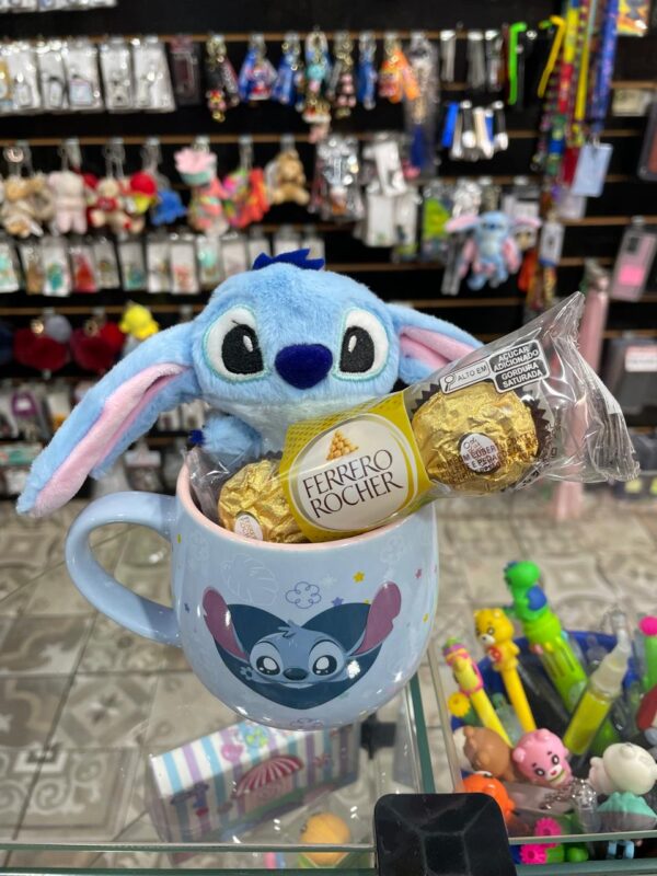 KIT CANECA DO STITCH COM FERRERO E CHAVEIRO DE PELÚCIA DO STITCH