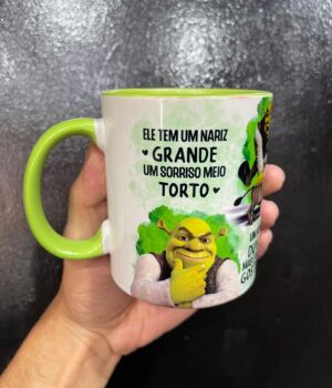 CANECA INTERIOR E ALÇA VERDE ELE TEM UM NARIZ GRANDE SHREK