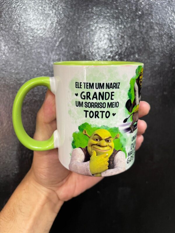 CANECA INTERIOR E ALÇA VERDE ELE TEM UM NARIZ GRANDE SHREK