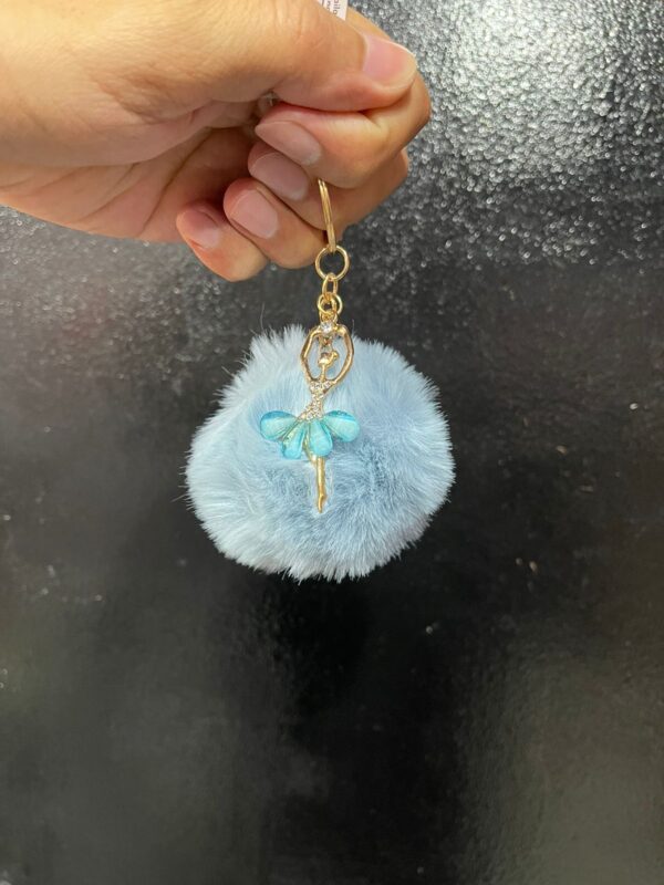 CHAVEIRO POMPOM COM BAILARINA AZUL CLARO