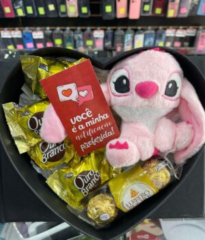 CAIXA DECORADA PRETA COM CHAVEIRO STITCH ANGEL E CHOCOLATES