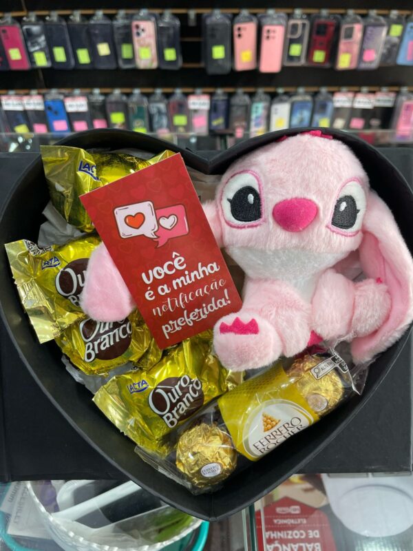 CAIXA DECORADA PRETA COM CHAVEIRO STITCH ANGEL E CHOCOLATES