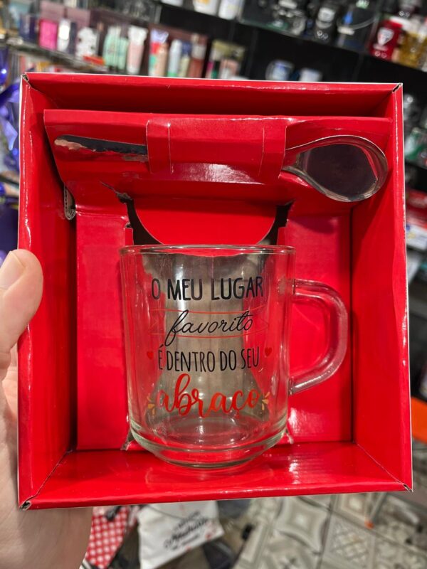 KIT CANECA E COLHER O MEU LUGAR FAVORITO É DENTRO DO SEU ABRAÇO